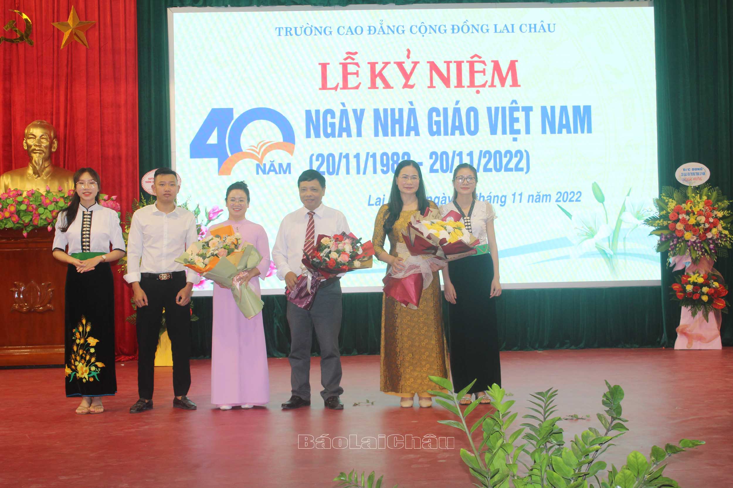Học sinh, sinh viên nhà trường tặng hoa tri ân thầy cô.